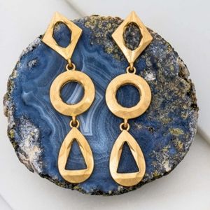 Geo shape openwork linked earring.